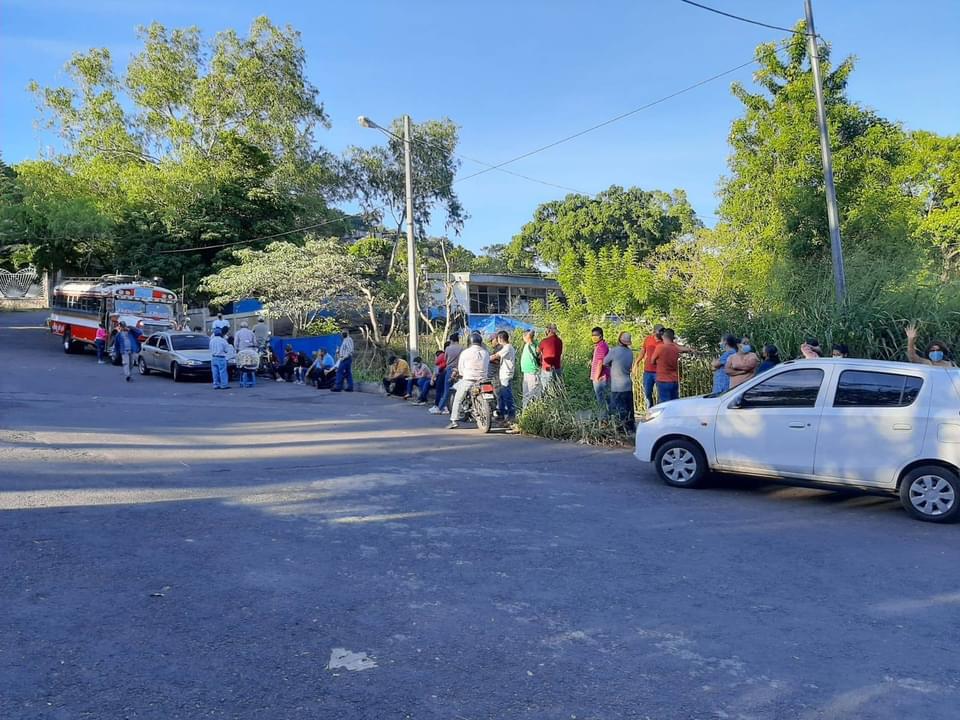 Paramiliatres y policias vigilan a personas cerca de centros de votacion en Matagalpa NicaraguaActual