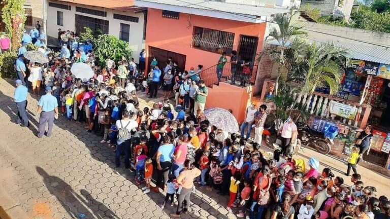 Centenares de nicaragüenses celebran la Gritería sin tomar medidas ante el Covid-19