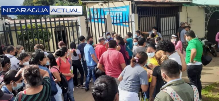 Padres de familia y estudiantes de la Uhispam de Masaya protestan frente a la sede.
