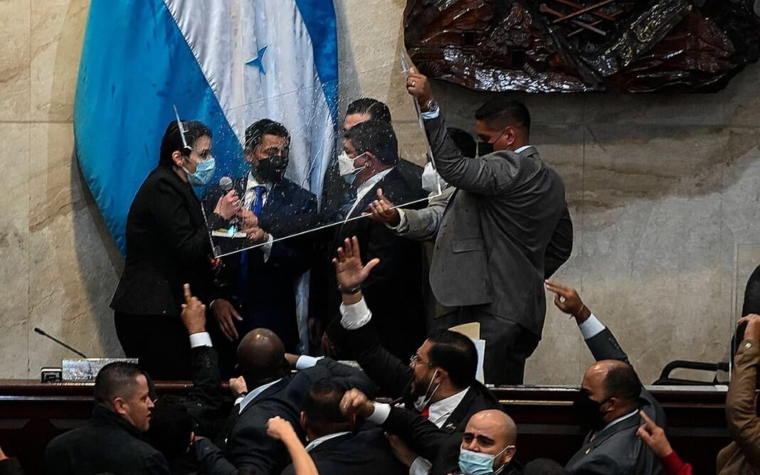 Diputados hondureños se lían a golpes Foto Cortesía