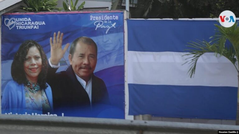 Una valla propagandista en Managua muestra al presidente Daniel Ortega y su esposa Rosario Murillo. [Foto: VOA / Houston Castillo]