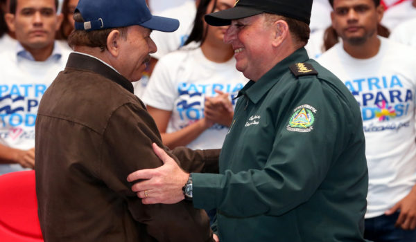 Daniel Ortega dictador de Nicaragua junto al jefe del Ejército Julio Avilés Foto Cortesía