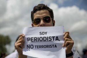 Dictadura ataca la libertad de expresión y de prensa y obliga a periodistas independientes al exilio