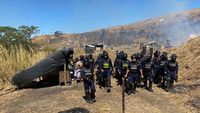 Fuerzas antimotines desalojan a unas 800 familias en La Carpio Costa Rica que se tomaron una propiedad privada