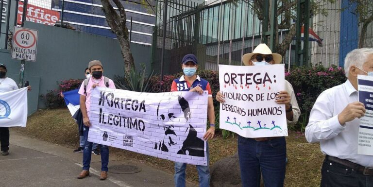 Nicaragüenses exiliados se plantan en las afueras del BCIE en Costa Rica Foto Cortesía