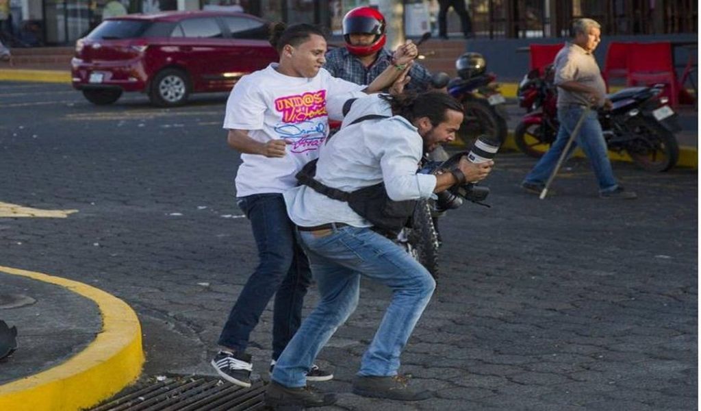 Periodista agredido por un miembro de la Juventud Sandinista y luego identificado como policía
