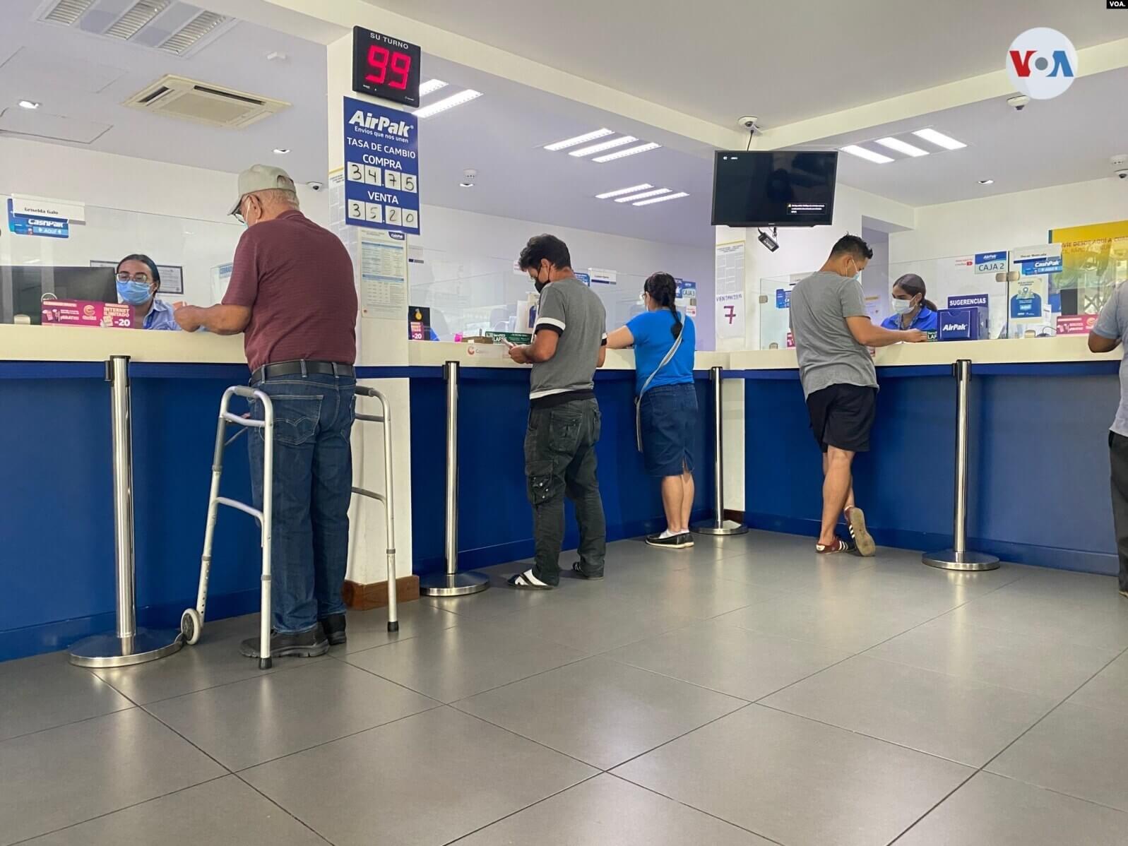 Personas retiran remesas en efectivo en Managua VOA