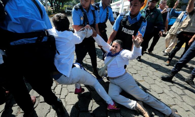 Policías agreden a feministas