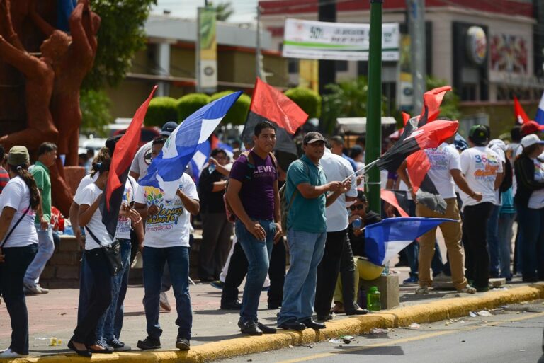 Bandera sandinista: Trabajadores públicos obligados a estar en las rotondas Foto Cortesía Confidencial