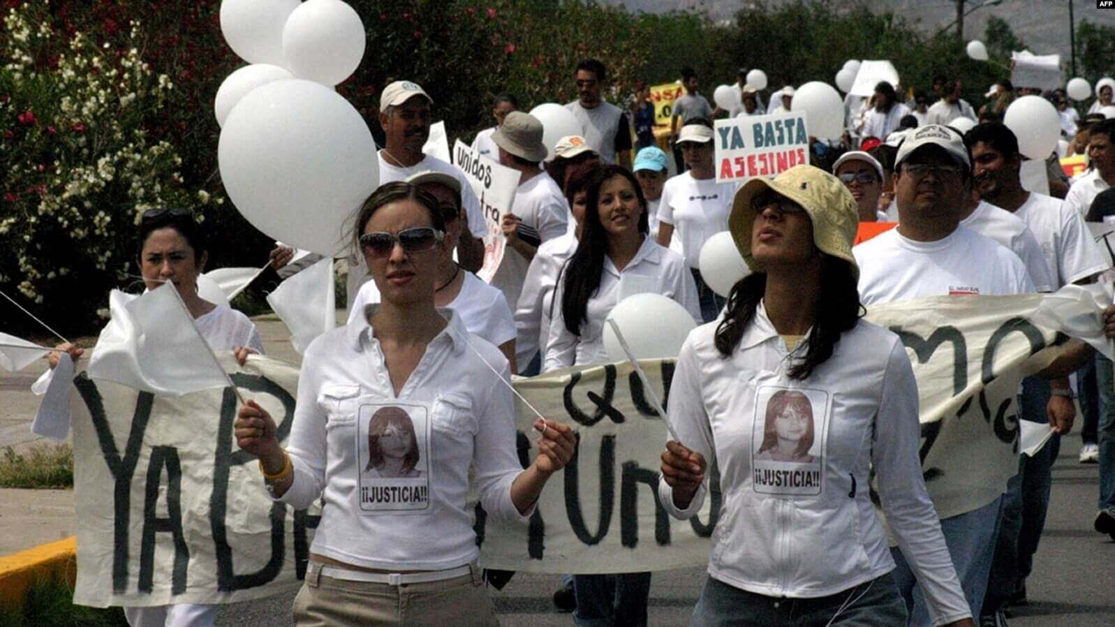 Ciudadanos de Ciudad Juárez marchan en protesta por los asesinatos y desapariciones de mujeres en esta la ciudad fronteriza con Estados Unidos, el 29 de mayo de 2005.