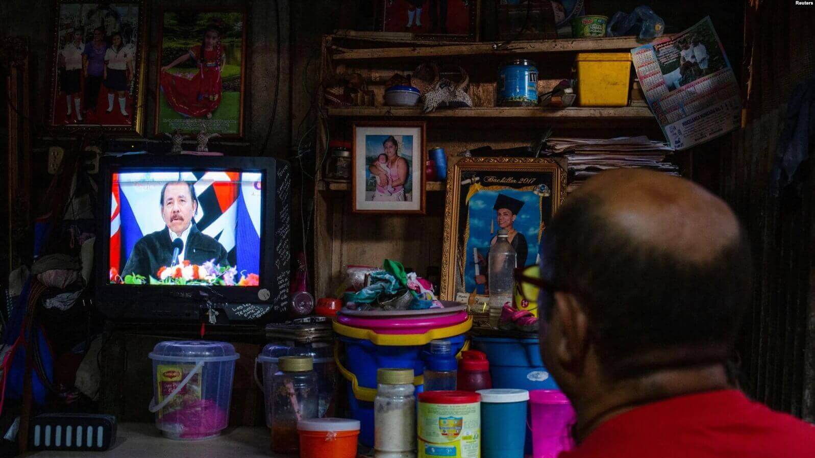 Una familia escucha al presidente de Nicaragua Daniel Ortega, que reacciona al fallo de la Corte Internacional de Justicia sobre disputa marítima con Colombia, en Managua este jueves 21 de abril. [Reuters]
