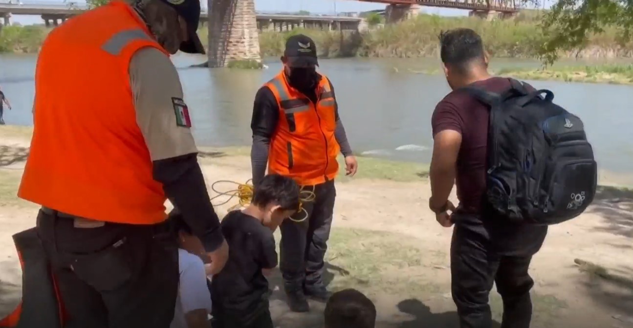 Familia nicaragüense rescatada del Río Bravo