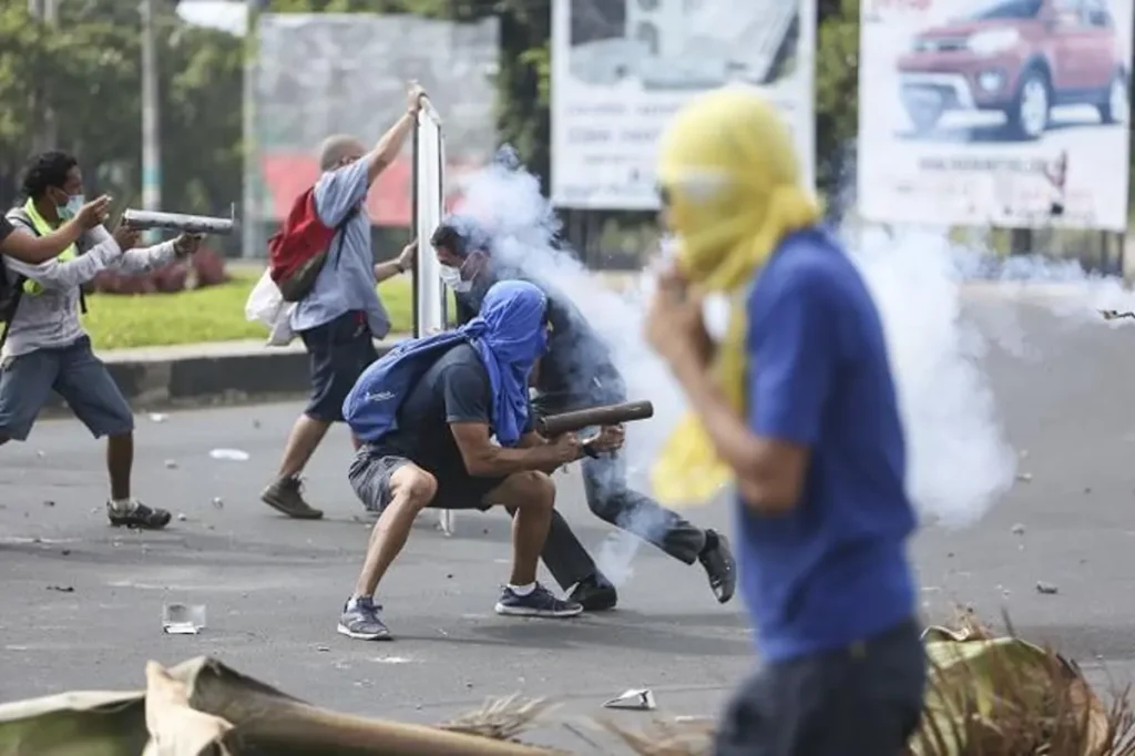 Jóvenes protestan en Nicaragua