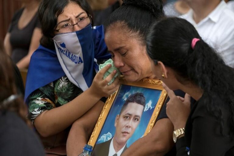Madre llora por el asesinato de su hijo por parte de la dictadura de Ortega Foto Cortesía Portavoz