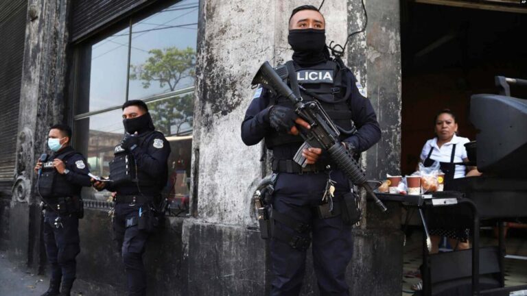 Policías fuertemente armados vigilan las calles del centro de San Salvador, El Salvador, el 27 de marzo de 2022.