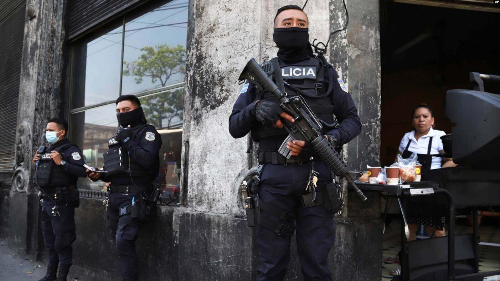 Policías fuertemente armados vigilan las calles del centro de San Salvador, El Salvador, el 27 de marzo de 2022.