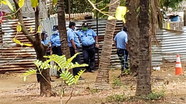Policías sandinistas asedian a familia de joven asesinado por la dictadura