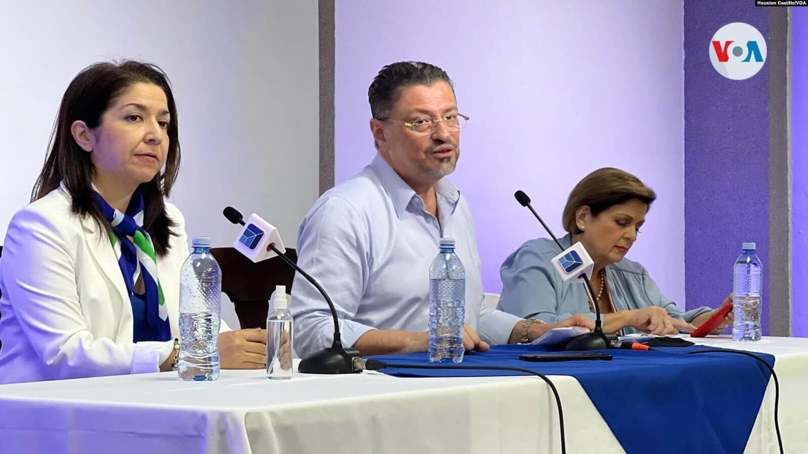 Rodrigo Chaves, presidente electo de Costa Rica, durante una conferencia de prensa este domingo en el Colegio de Periodistas. [Foto: Houston Castillo, VOA]