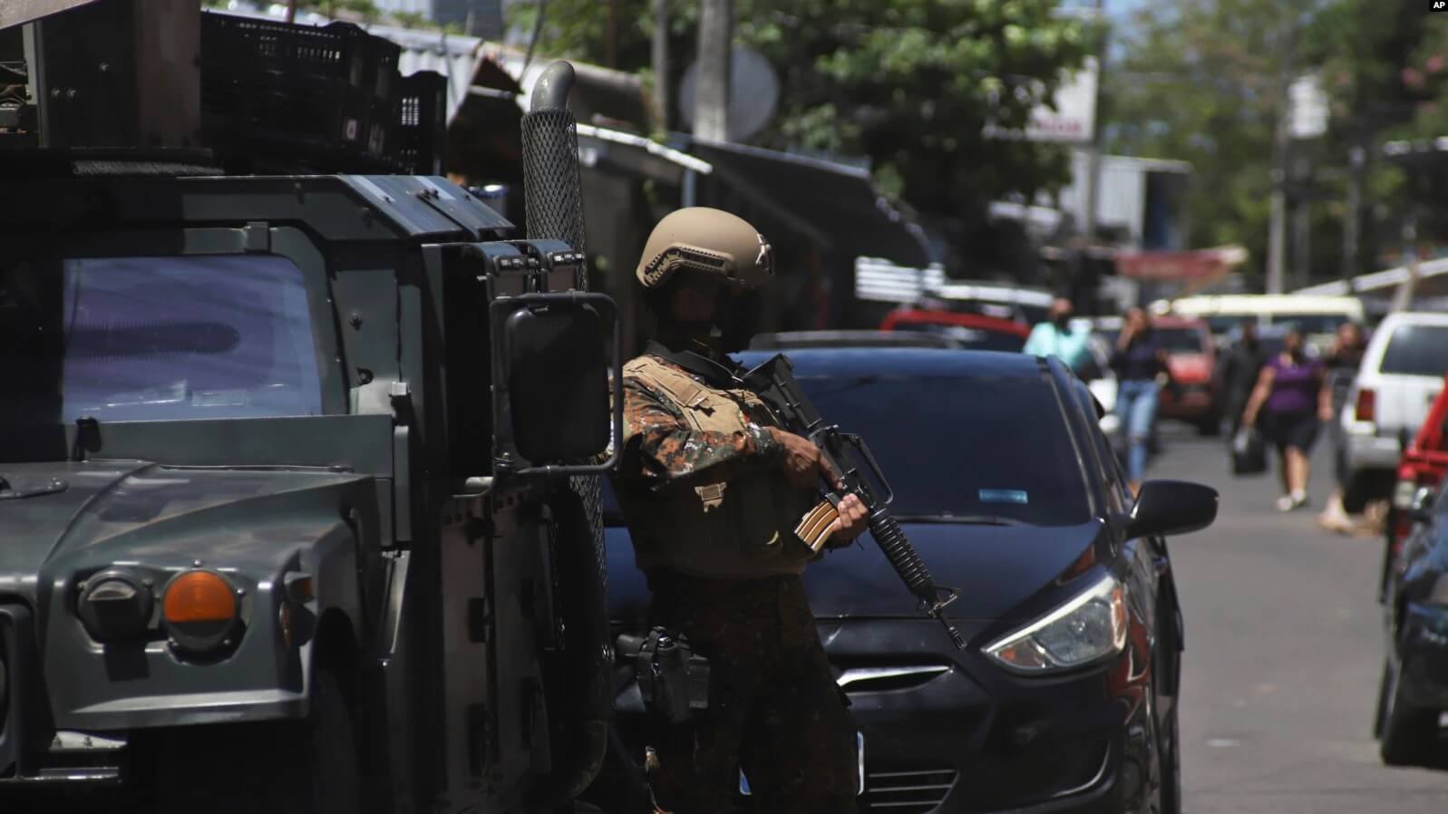 Soldados vigilan un puesto de control a la entrada de la comunidad de Las Palmas, un barrio que se supone está bajo el control de la pandilla Barrio 18 en San Salvador, El Salvador, el 27 de marzo de 2022.