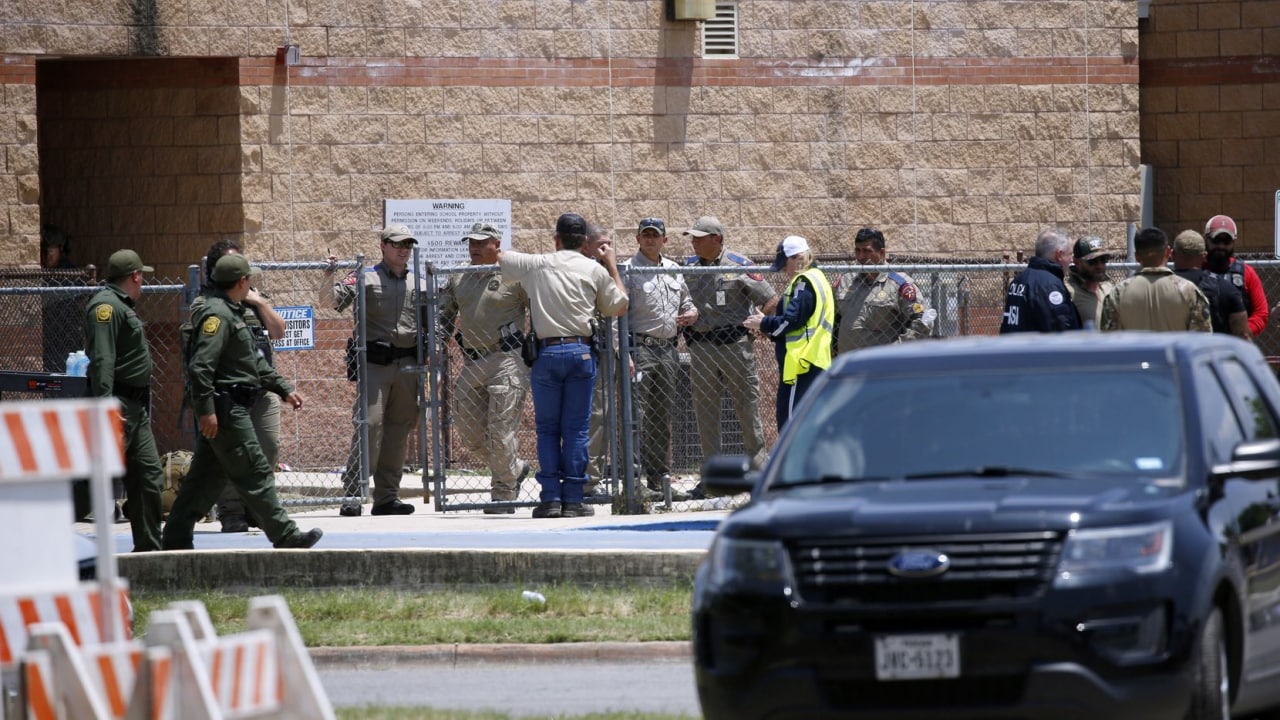 Al menos 19 niños y dos adultos resultaron muertos en tiroteo en escuela primaria de Texas Foto Cortesía Dallas Morning News