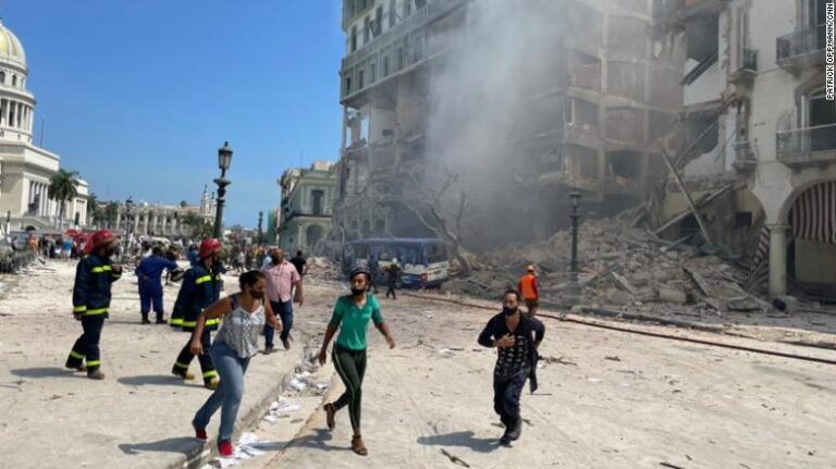 Cubanos huyen de las cercanías al edificio donde se registró la explosión en La Habana Cuba Foto Cortesía