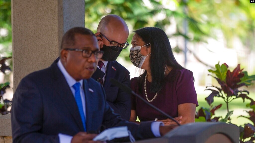 El subsecretario para Asuntos del Hemisferio Occidental, Brian Nichols, habla durante una conferencia de prensa en la Embajada de Estados Unidos en Puerto Príncipe, Haití, el 1 de octubre de 2021