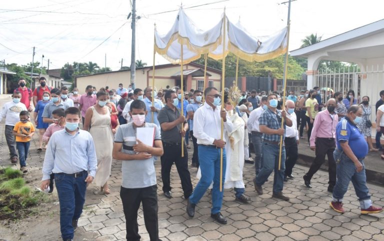 Feligreses católicos de Ciudad Darío marchan en apoyo a Monseñor Rolando Álvarez Foto Cortesía