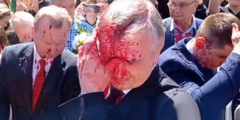 Lanzan jarabe de color rojo a Serguéi Andréyev, embajador de Rusia en Polonia