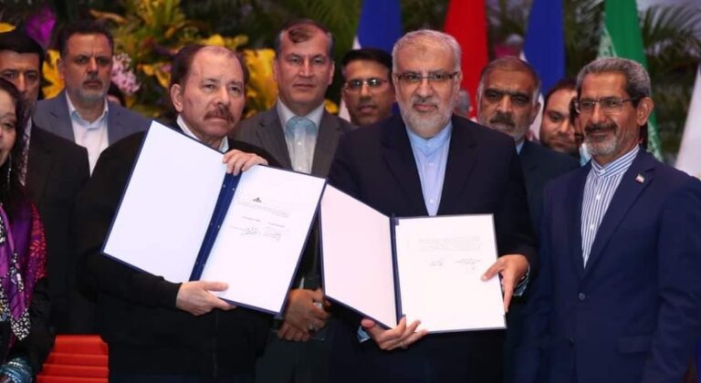 Ortega firma promesa de un nuevo comercio petrolero con Irán. Foto: Prensa oficialista