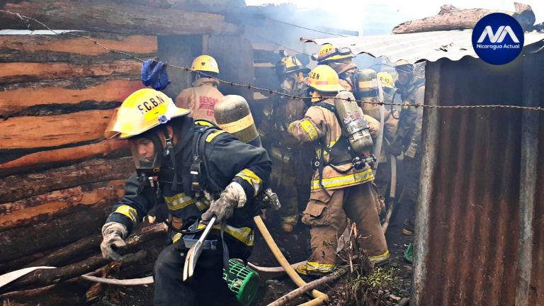 Bomberos de Estelí intentar sofocar las llamas. Foto: Nicaragua Actual