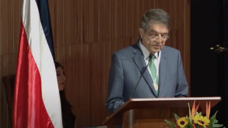 Sergio Ramírez durante ceremonia de premiación en la UCR. Foto: Captura de transmisión oficial.