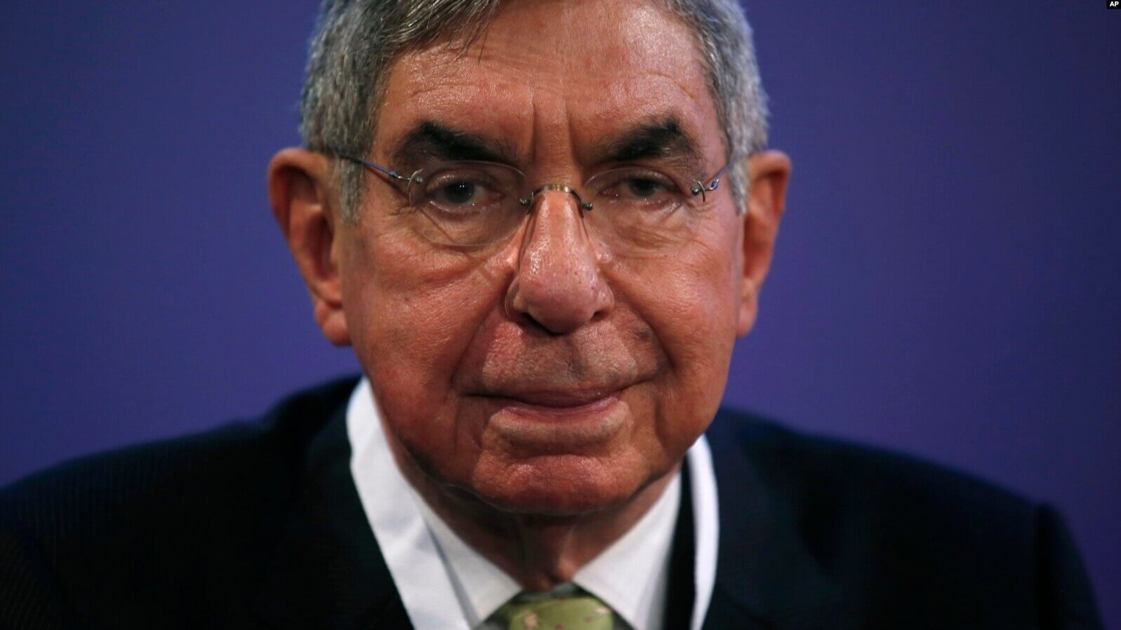 ARCHIVO - Foto del premio Nobel de la Paz y dos veces presidente de Costa Rica, Oscar Arias, durante la ceremonia de la XV Cumbre Mundial de Premios Nobel de la Paz en Barcelona, ​​España. (Foto AP/Manu Fernández)