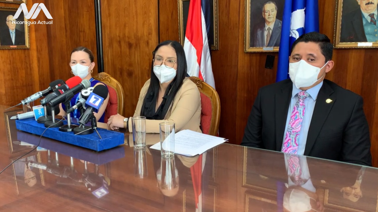 Autoridades de salud de Costa Rica en conferencia de prensa sobre el primer caso de viruela del mono