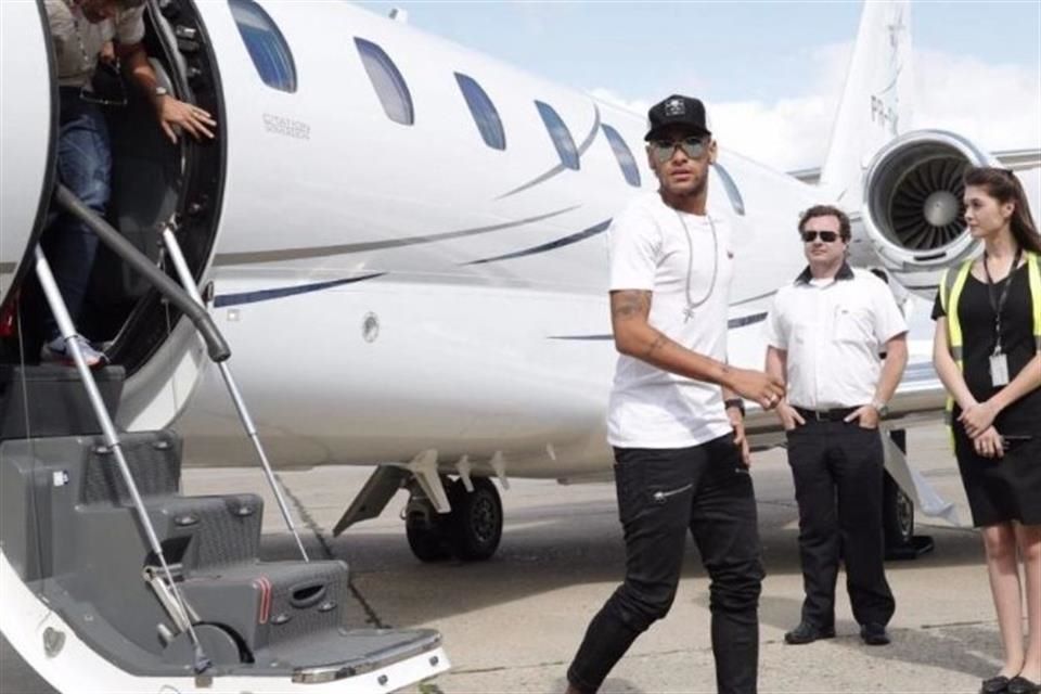 Avión de Neymar Junior aterriza de emergencia por desperfectos mecánicos