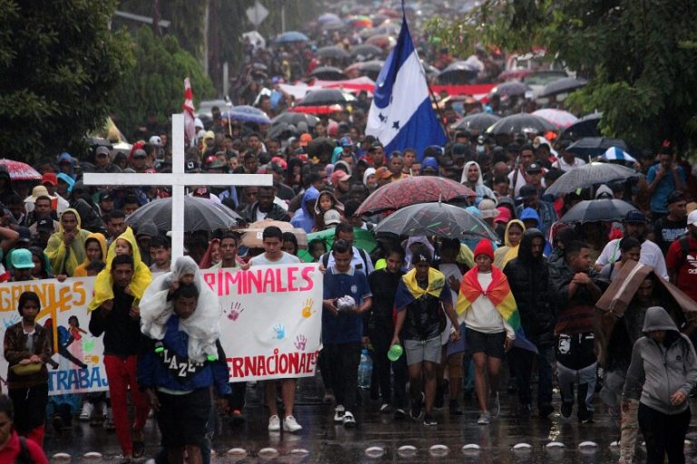 Caravana de unos 15 mil migrantes parte hacia Estados Unidos Foto Cortesía de The San Diego Union Tribune