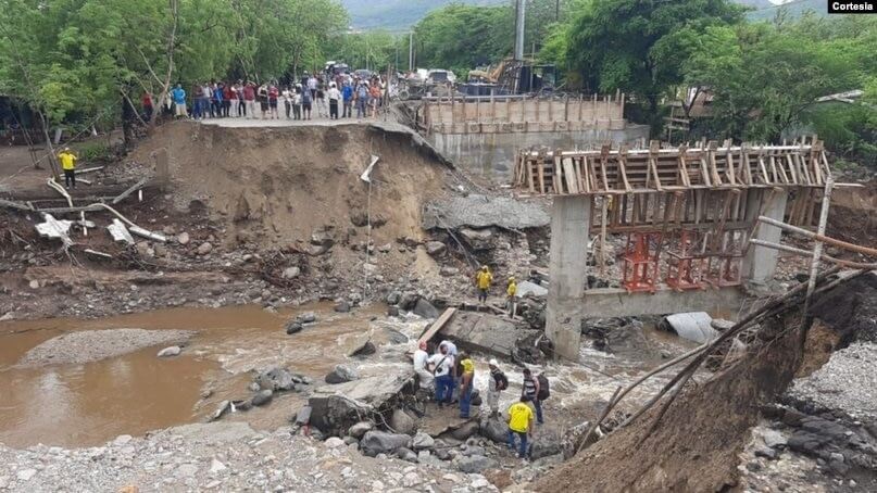 Colapso de un puente en una carretera que Zacapa con Chiquimula en Guatemala. Foto CONRED