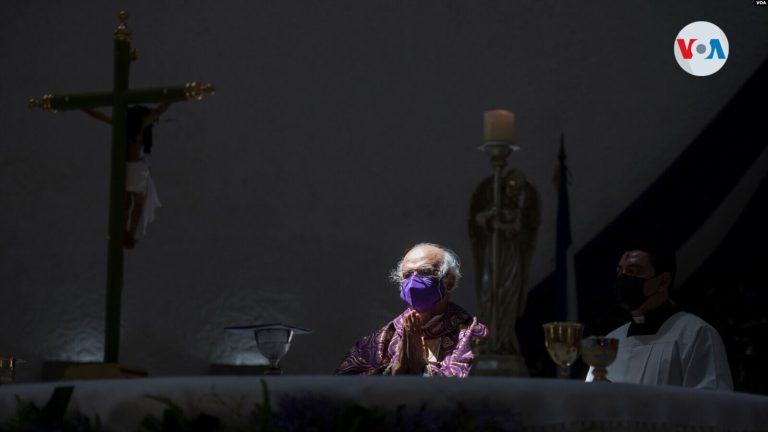 El cardenal nicaragüense Leopoldo Brenes imparte una misa en Managua. Foto VOA