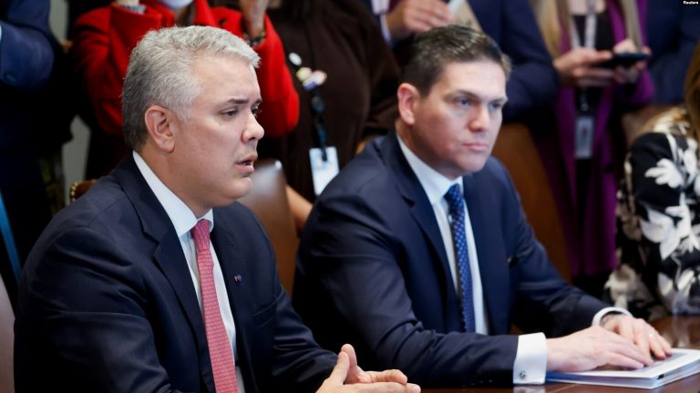 El presidente de Colombia, Iván Duque, y el embajador de Colombia en EEUU, Juan Carlos Pinzón, asisten a una reunión con el presidente de EEUU, Joe Biden, en la Sala del Gabinete de la Casa Blanca, en Washington, Estados Unidos, el 10 de marzo de 2022. REUTERS/Jonathan Ernst