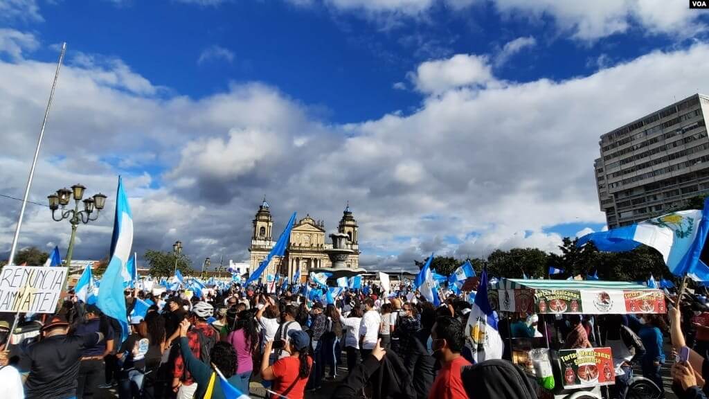 Cientos de personas protestan en la Plaza de la Constitución de Guatemala el 21 de noviembre de 2020 contra la aprobación del presupuesto para 2021 y pidiendo la renuncia de las autoridades. [Foto: VOA / Eugenia Sagastume]
