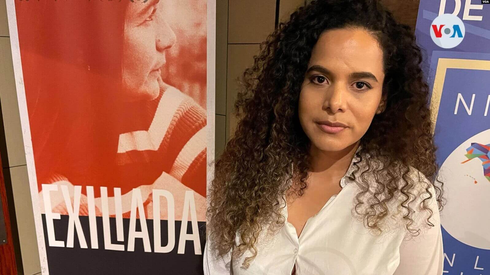 La cineasta Leonor Zúniga posa frente al cartel del documental ‘Exiliada’ que presentó en el marco de la IX Cumbre de las Américas. [Fotografía Antoni Belchi]