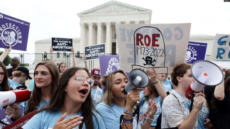 Manifestantes contra el aborto celebran fuera de la Corte Suprema de EEUU mientras la corte anuló la histórica decisión de aborto Roe v Wade en Washington, el 24 de junio de 2022. REUTERS/Evelyn Hockstein