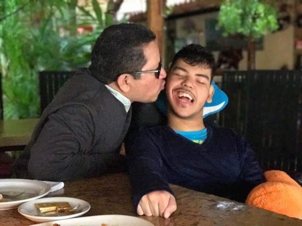 Miguel Mora Barberena con su hijo Miguelito que sufre discapacidad Foto Cortesía Artículo 66