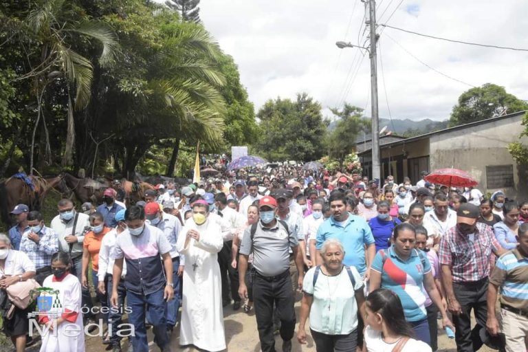 Monseñor Rolando Álvarez acompañado por la feligresía de Matiguás en el departamento de Matagalpa Foto Cortesía de Diócesis Media