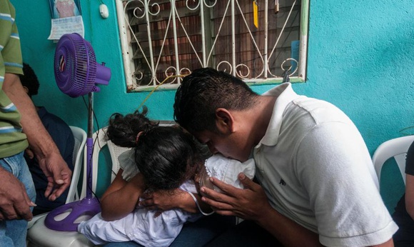 Padres del niño Teyler Lorío asesinado hace cuatro años por policías y paramilitares Foto Cortesía El Nuevo Diario