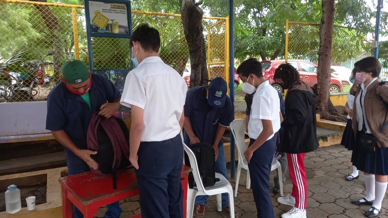 Personal de seguridad revisa mochilas y bolsos de estudiantes del Colegio Bautista de Managua Foto Cortesía de Artículo 66