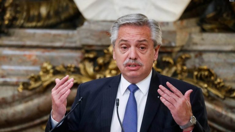 El presidente de Argentina, Alberto Fernández, en una ceremonia de firma de un acuerdo bilateral en Ecuador. Foto de archivo. REUTERS/Agustin Marcarian nacionalidad