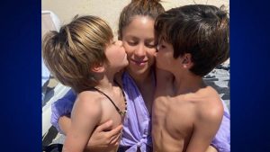 Shakira Isabel Mebarak Ripoll, mejor conocida como Shakira, ha pulicado esta foto en su cuenta de Instagram junto a los dos hijos que tuvo con Gerard Piqué.