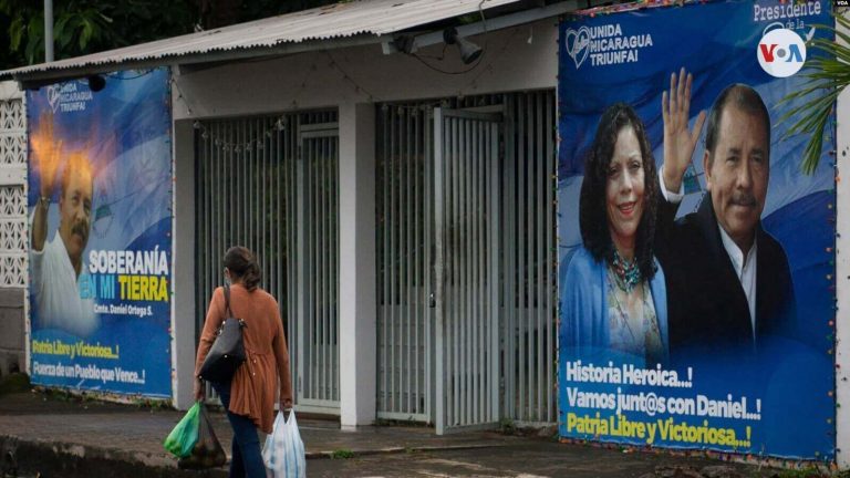 Una mujer camina en Managua frente a vallas promocionales en favor del presidente Daniel Ortega y su esposa, la vicepresidente Rosario Murillo, el 8 de noviembre de 2021. Foto: Houston Castillo. VOA