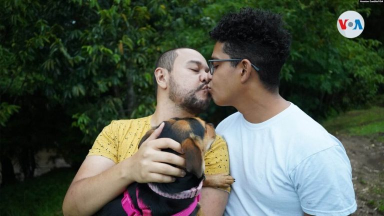 Víctor Manuel Pérez y su esposo Francisco Agüero en un pequeño parque por su casa en San José, Costa Rica. Foto Houston Castillo, VOA.