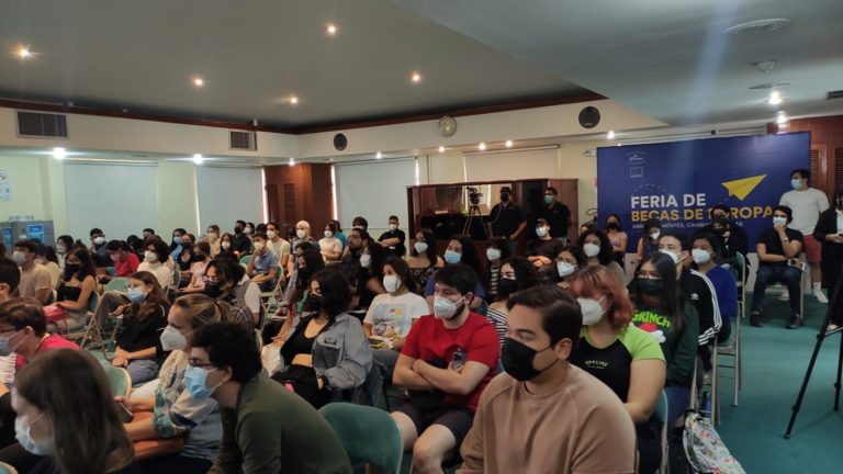 Jóvenes participan de convocatoria de becas de la UE. Foto: Cortesía